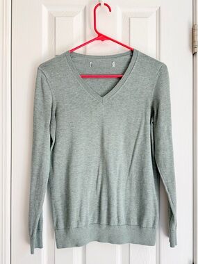 Classic V-Neck Lightweight Sweater in Sage Green